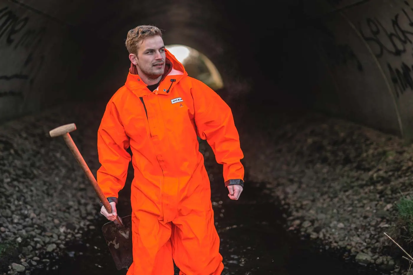 Mann in oranger Regenjacke von OCEAN im Außeneinsatz