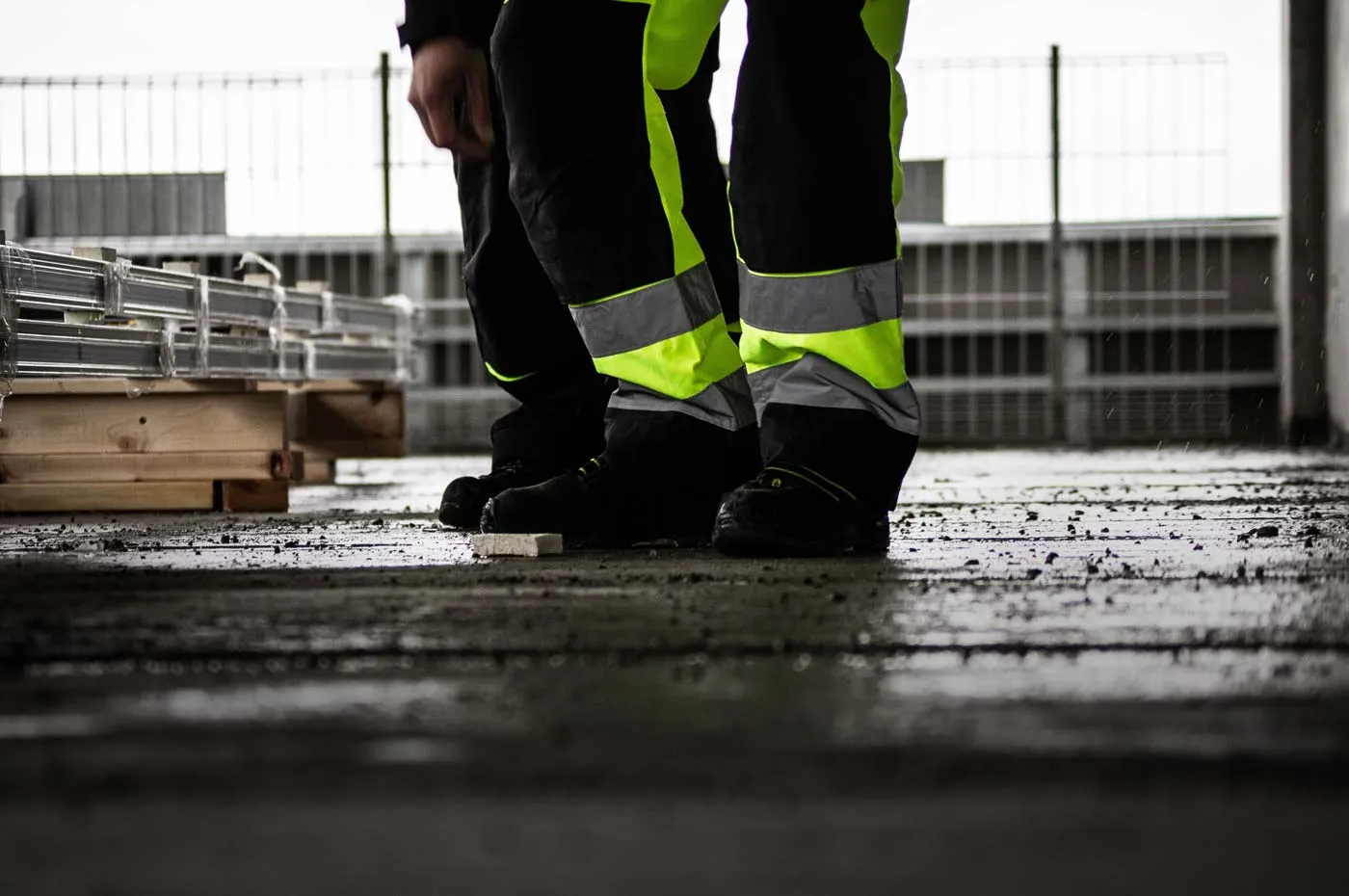 Arbeitshose mit Reflexstreifen und Sicherheitsschuhe im Einsatz