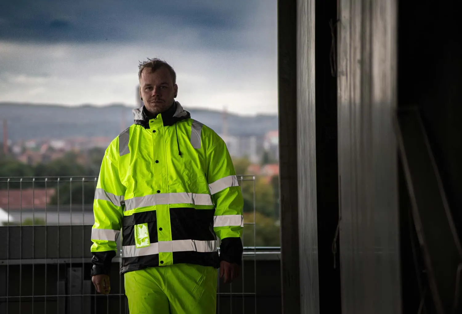 Mitarbeiter in leuchtender Warnschutzjacke